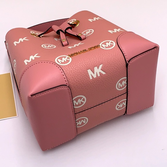 MICHAEL KORS
Mercer Small Logo Embossed Leather
Bucket Bag PRIMROSE COLOR - Picture 16 of 16